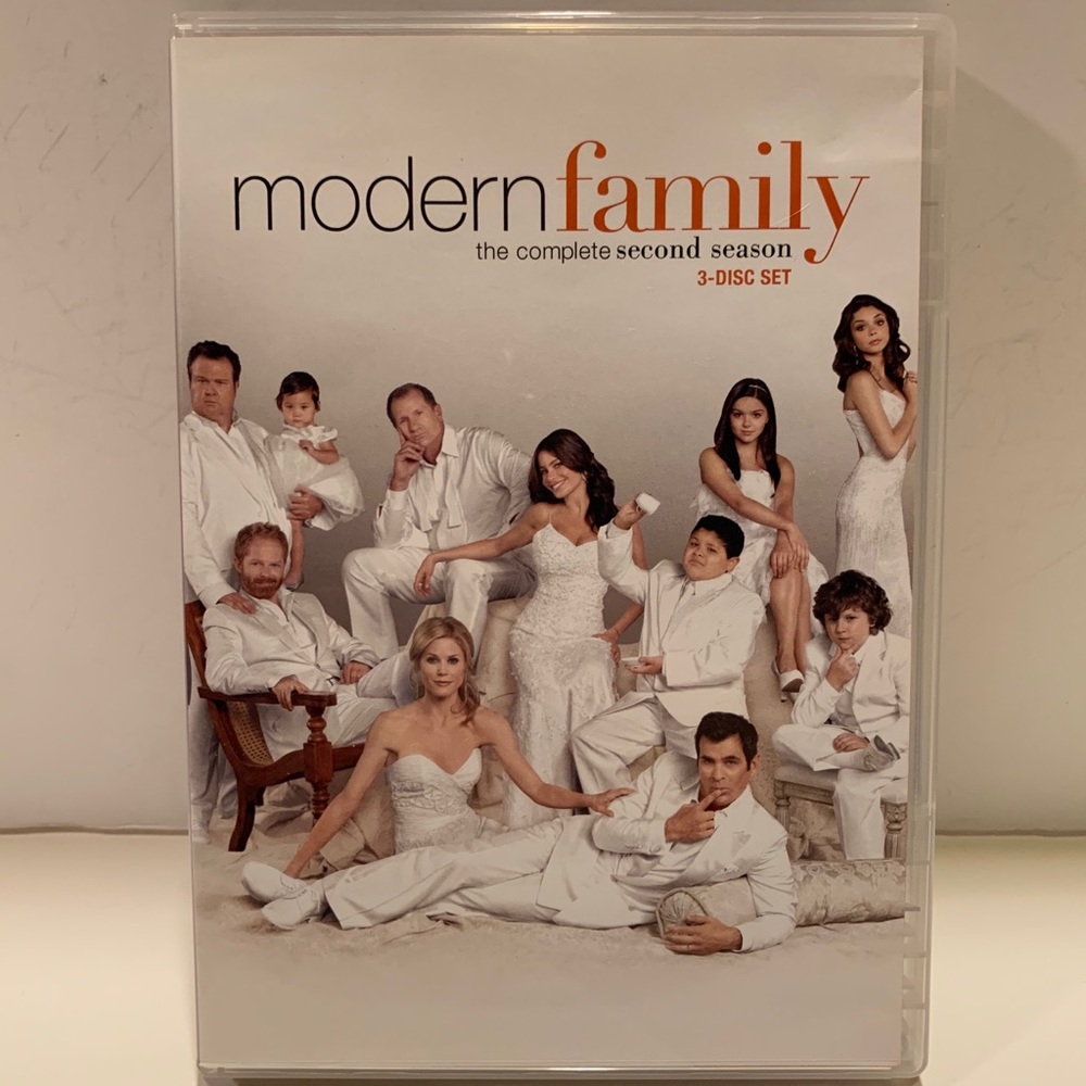 MODERN FAMILY: THE COMPLETE SECOND SEASON DVD SET.